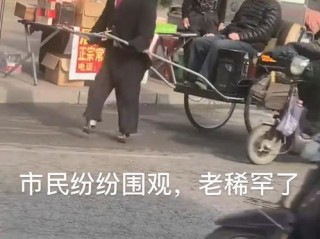 目击者紧急追赶，三轮车顶坐两孩童惊险一幕