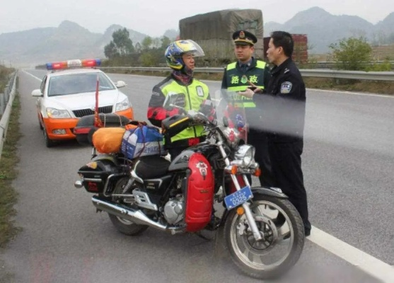摩托车与高铁并驾齐驱,公共安全警钟的交警权威回应 摩托车与高铁并驾齐驱,公共安全警钟的交警权威回应